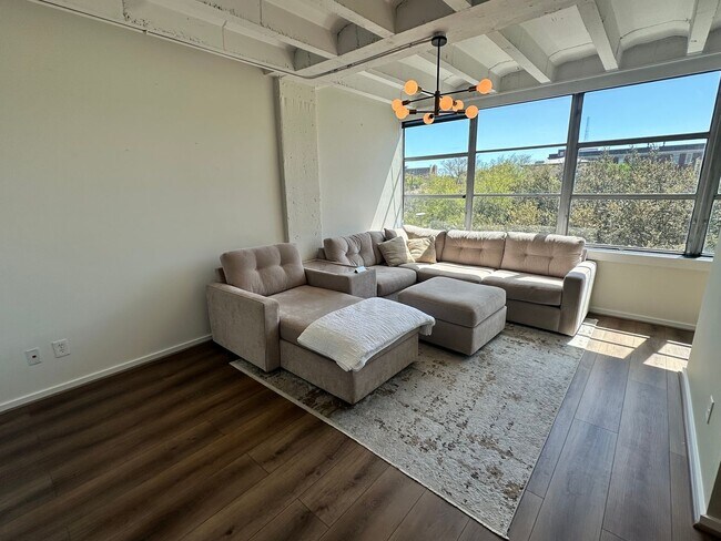 Building Photo - 1 BED | 1.5 BATH | HIGH RISE CONDO | DOWNTOWN SAVANNAH | E Liberty & Drayton St