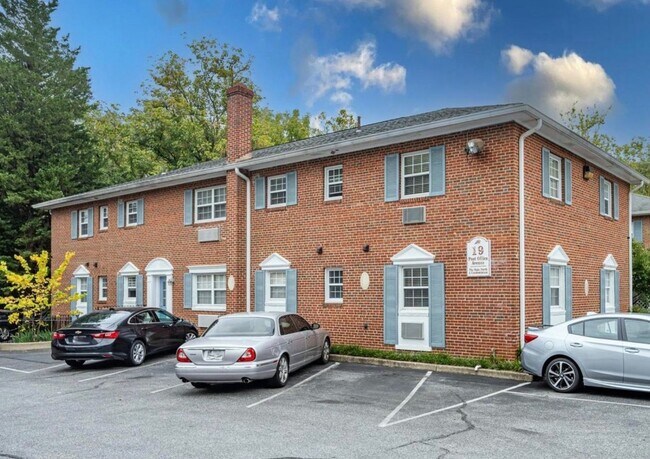 Building Photo - Spacious 1 + 1 Condo in quiet walk up Bldg.