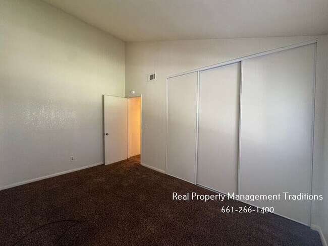 Building Photo - Willow Creek 2 bed, 1 bath condo!
