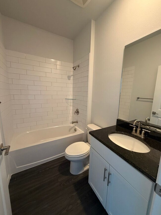 Building Photo - 915 NE 19th St