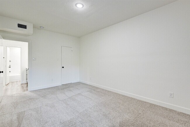 Building Photo - 2100 Tanglewilde St