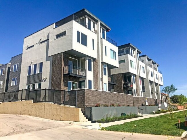 Building Photo - $2,795.00 - $500 OFF, First Month Rent - 2...