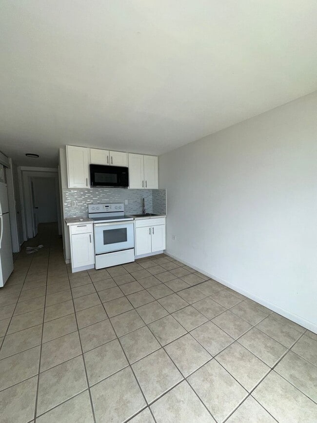 Building Photo - Makaha Surfside One Bedroom A building $16...
