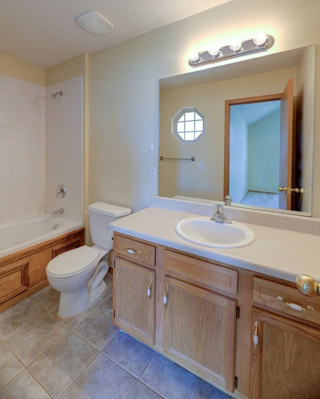 Building Photo - 3 Bedroom in Republic Schools!