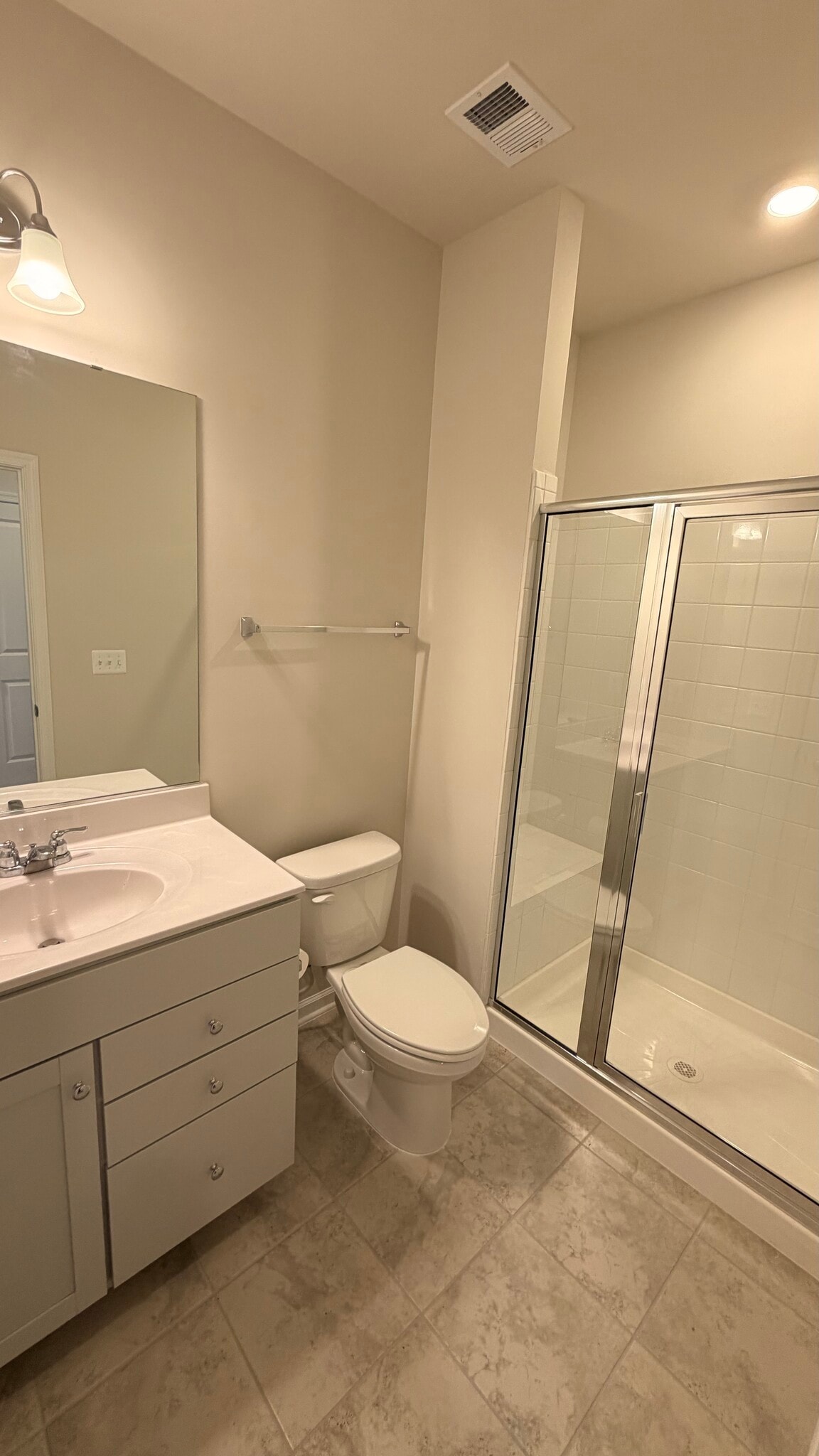 Ground floor bathroom (private) - 9626 Killenney Pl