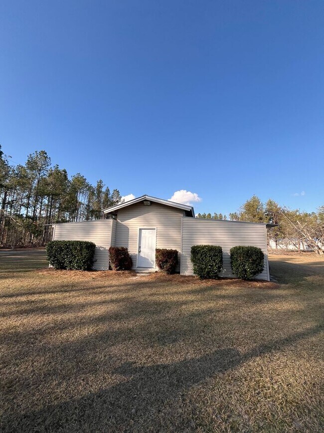 Building Photo - Mobile home in country setting