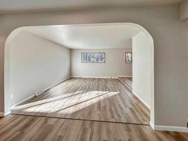 Building Photo - $0 DEPOSIT OPTION. 4 BED 3 BATH IN HAMPDEN HEIGHTS!