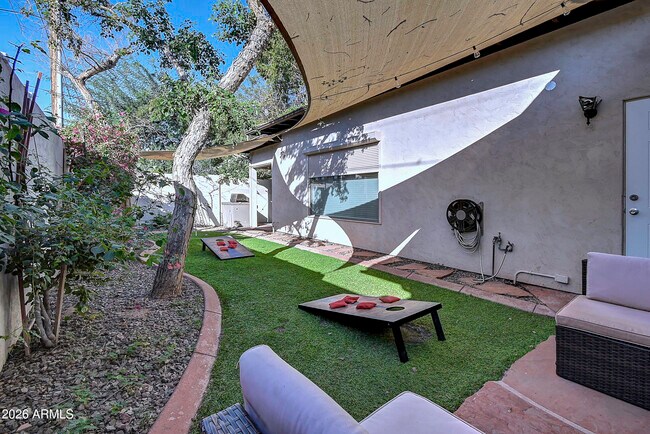 Building Photo - 1027 W 19th St