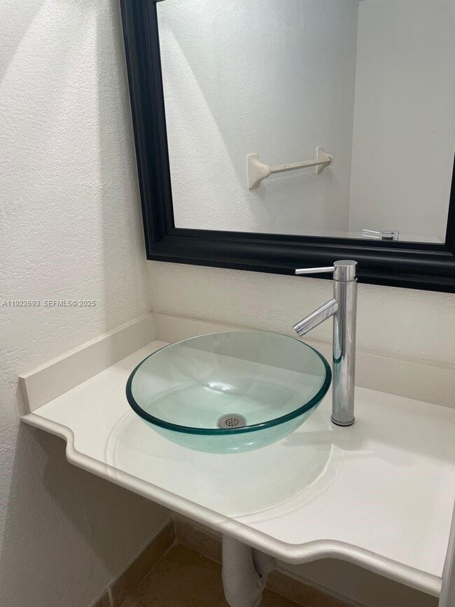 Building Photo - 3141 N Palm Aire Dr