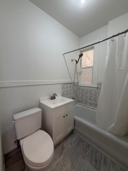 Toilet and bath/shower combo - 700 Mason St