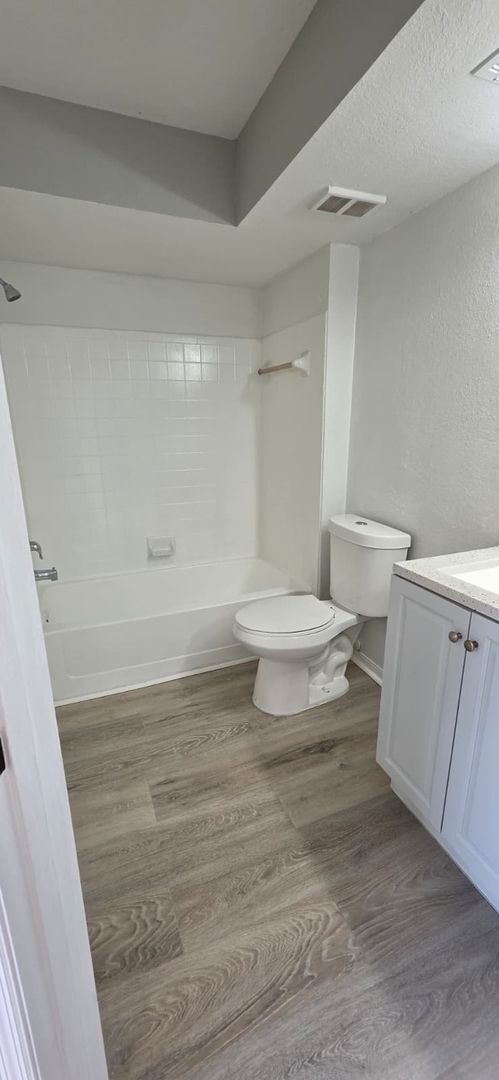 Building Photo - Beautiful 2-Bedroom Condo in Gated Venetia...