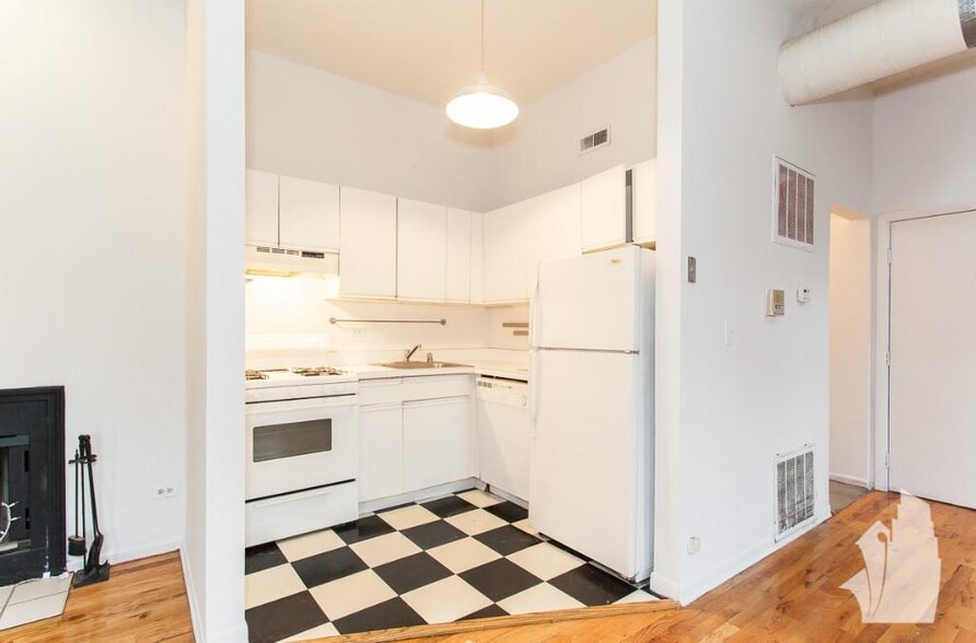Building Photo - 2057 W Dickens Ave