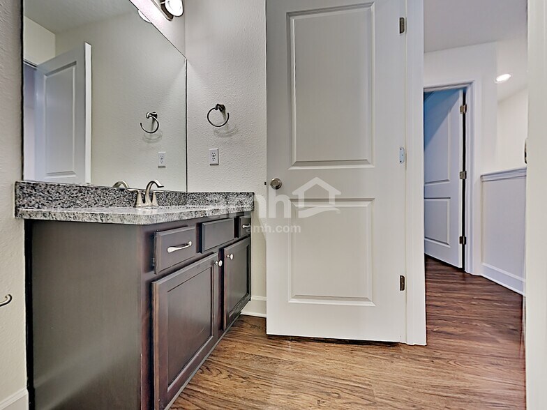 Building Photo - 8674 Highfield Ave