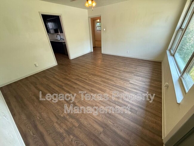 Building Photo - 107 Hilltop Dr