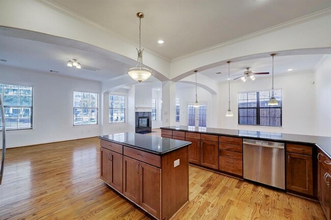 Building Photo - 7539 Highmeadow Dr