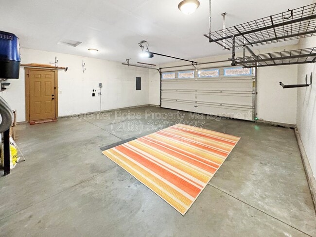 Building Photo - 3349 N Justin Ave