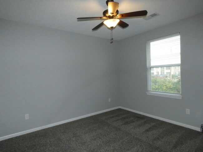 Building Photo - Beautiful Town Home!