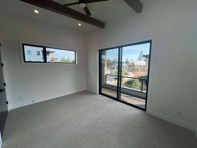 Building Photo - Like-New Townhome in the Gorgeous Terrane ...