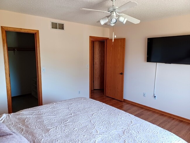 Building Photo - 2 Bedroom 2 Bath End Unit Townhouse - Shakopee