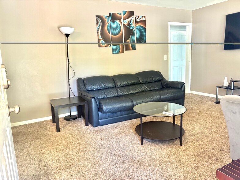 Living Area - 5112 Hollywood Rd