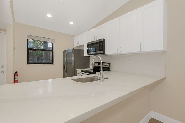 Building Photo - 9951 Nob Hill Pl