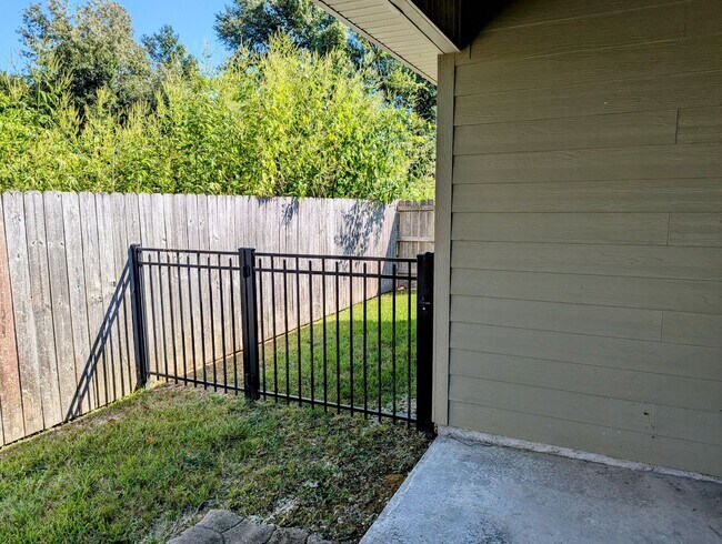 Building Photo - Welcome to Milton Estates!