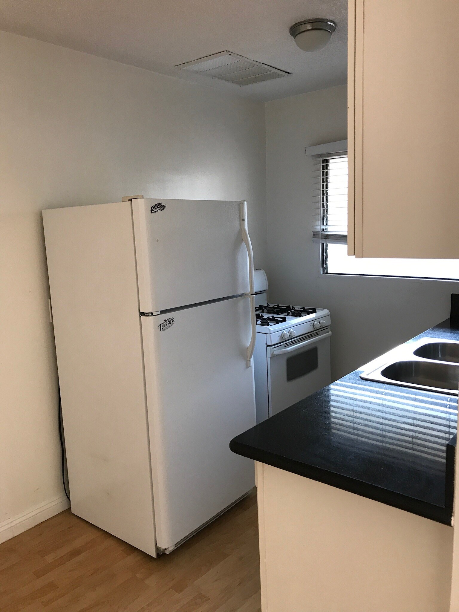 Building Photo - 940 S Venice Blvd