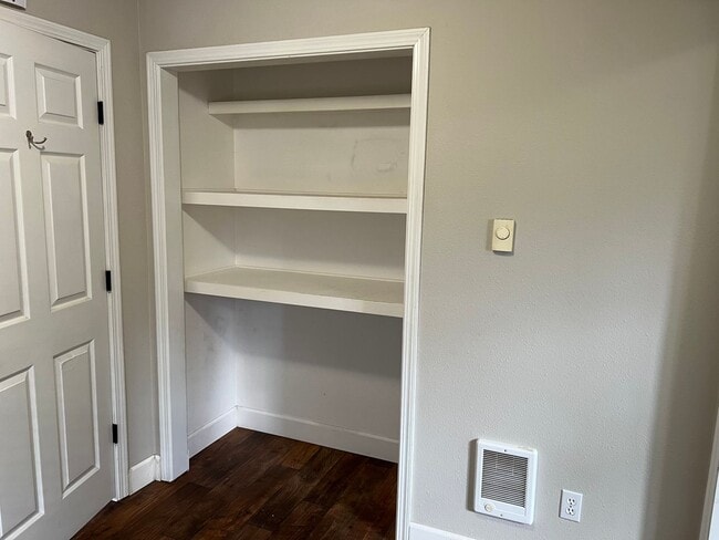 Building Photo - Updated 3 bedroom 1 bathroom house in Thur...