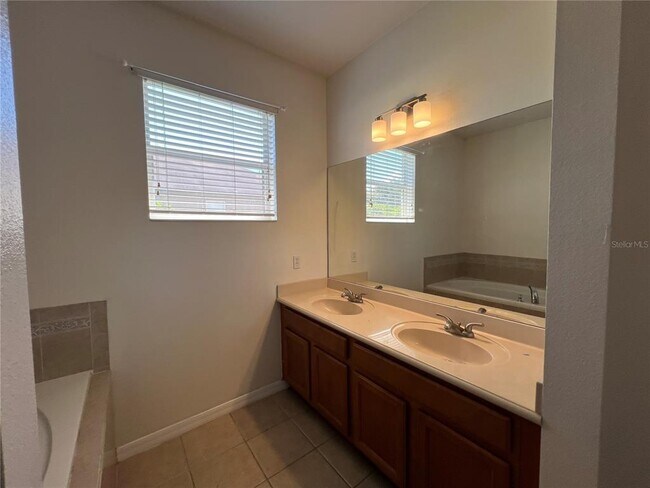 Building Photo - 554 Hiawatha Palm Pl