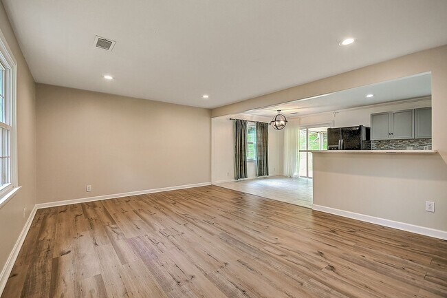 Building Photo - Beautiful split foyer home in Colonial Hei...