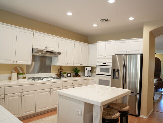 Building Photo - Cozy Stevenson Ranch Home on a Quiet Cul-D...