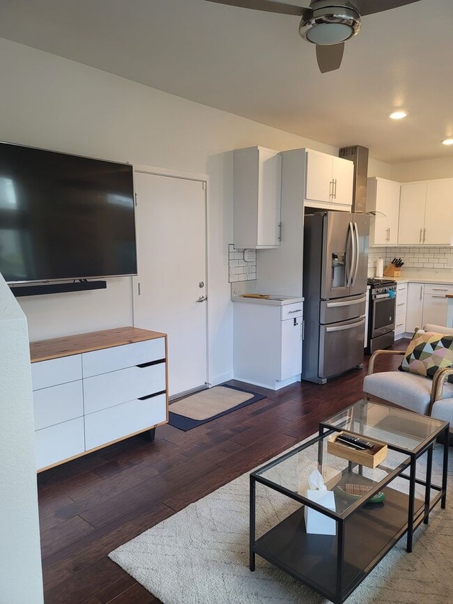 Building Photo - Cozy condo with roof top balcony in Downtown Sacramento