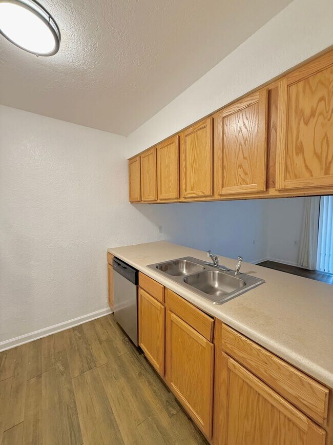 Building Photo - Now available! Charming 2 bed / 1 bath condo in a prime Tallahassee location.