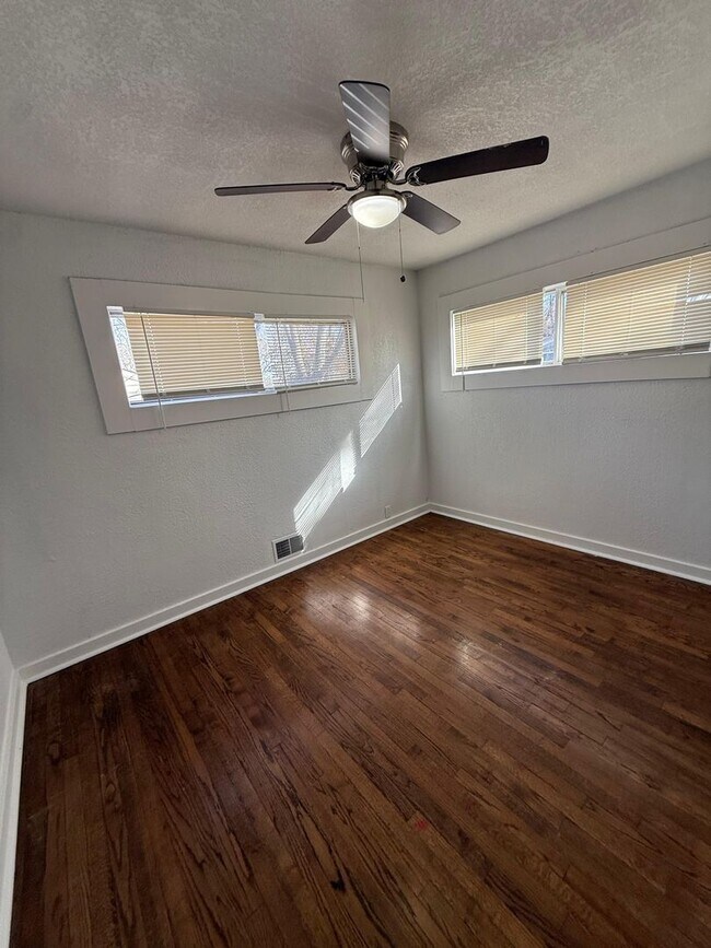 Building Photo - 4 bed 1 bath