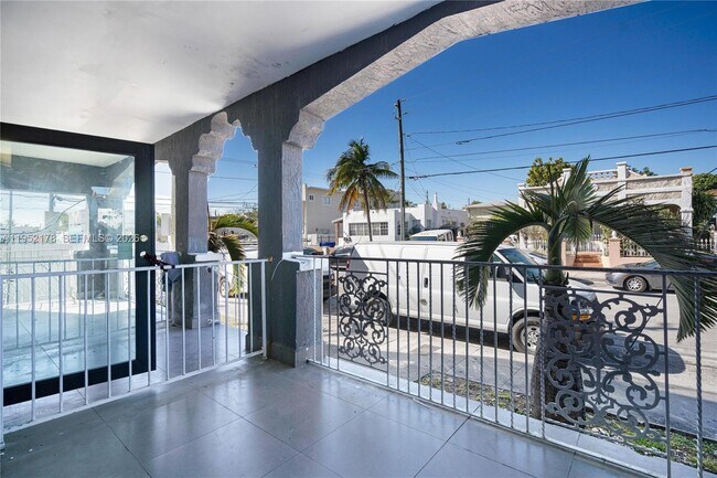 Building Photo - 629 SW 10th Ave