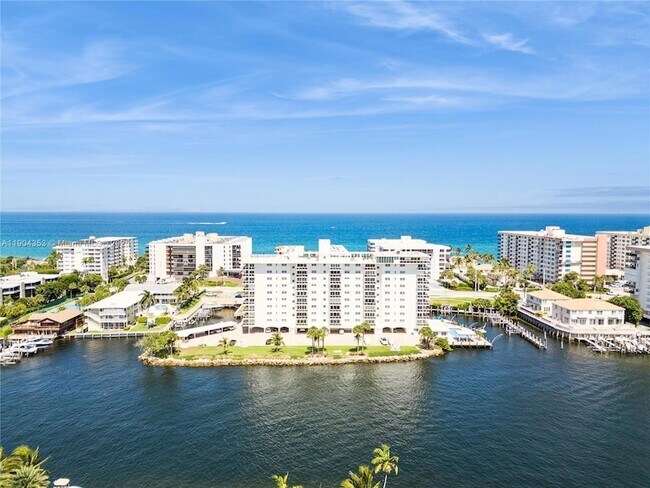 Building Photo - 1160 Hillsboro Mile Unit 901