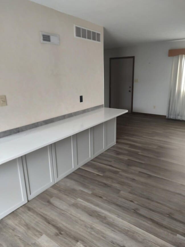 Building Photo - 1911 Glendale Rd