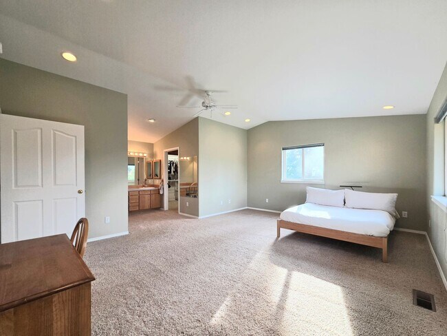 Building Photo - Grandiose Home on 1 Acre -- in East Wenatchee for Rent!!