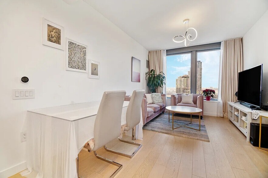 Building Photo - 3 Ct Square W