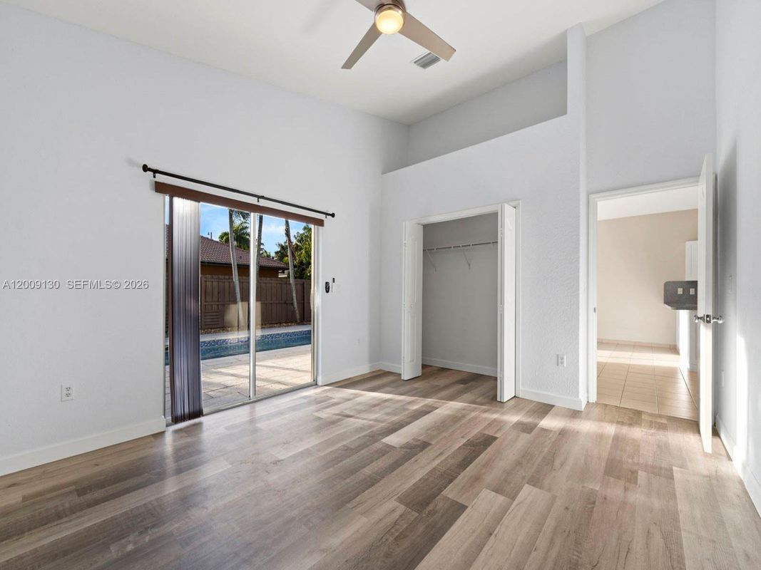 Building Photo - 704 SE 14th Pl