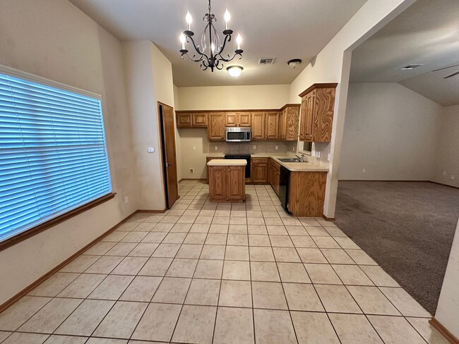 Building Photo - 4 Bed 2 bath Edmond