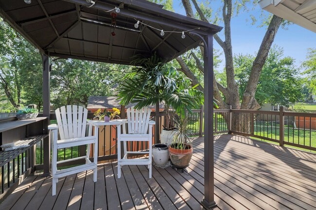 Building Photo - {10805} Gorgeous Remodel in Fantastic Location + One Level Living + Hardwood Floors & Granite Cou...