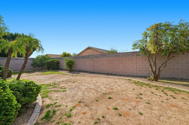 Building Photo - 542 N Palo Verde