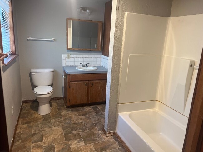 Building Photo - comfortable and convenient : 3-bedroom, 1-...