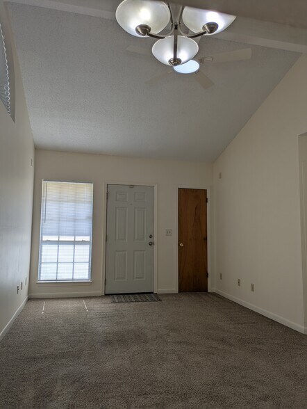 Entry and living room - 1501 Green Acres Blvd