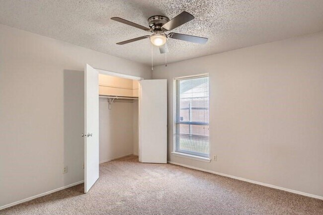 Building Photo - 427 Quintana Dr