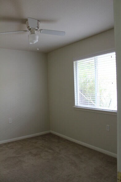 Secondary bedroom - 5605 Bentsen Ln