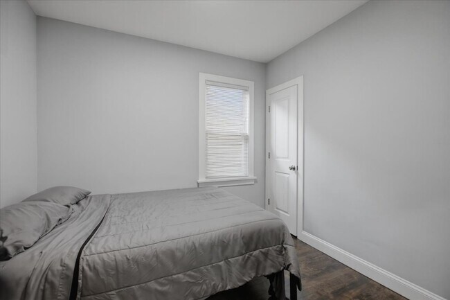 Building Photo - 2430 N Normandy Ave