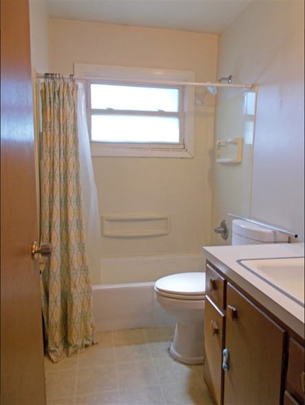 Main Bath - 4020 N Pine St