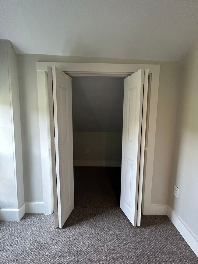 Building Photo - Beautiful renovated 5 bedroom 2.5 bath sin...
